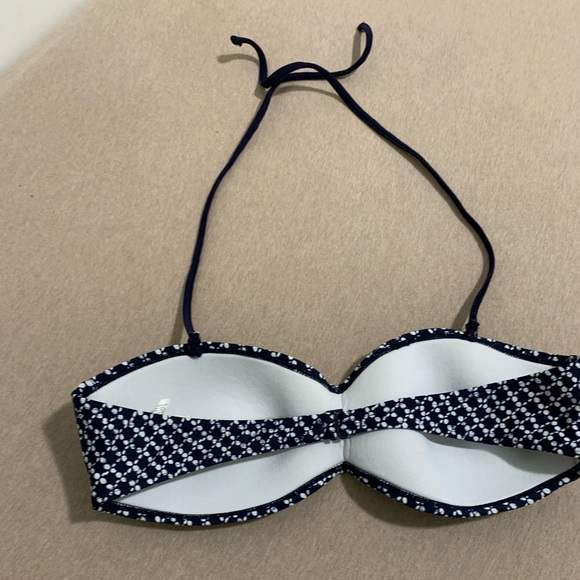 Only ONE bikini top. - Picture 2 of 3